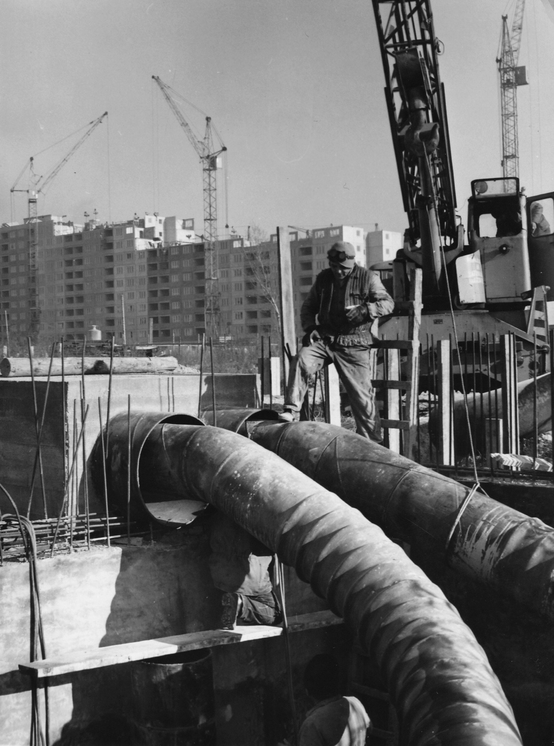 A távfűtés kiépítése a Békásmegyeri lakótelepen, háttérben a Himző utca 4–12. számú ház építkezése, 1976