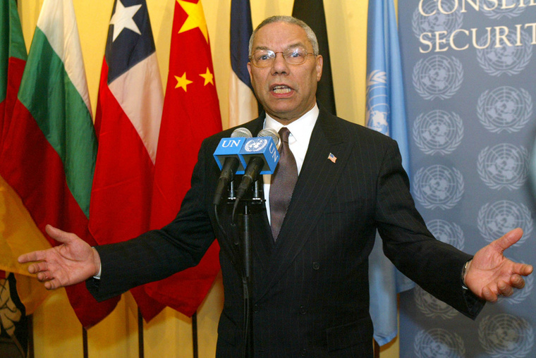 Colin Powell&nbsp;Colin Powell, kiemelkedő katonai vezető és történelmi jelentőségű politikai alakja volt, aki az Egyesült Államok első afroamerikai külügyminisztereként szolgált, 84 éves korában hunyt el a Covid-19 okozta szövődmények következtében