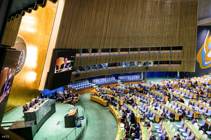 Egy kivetítőn látszik, amint Szijjártó Péter külgazdasági és külügyminiszter felszólal az ENSZ-közgyűlés ülésén New Yorkban 2024. február 7-én