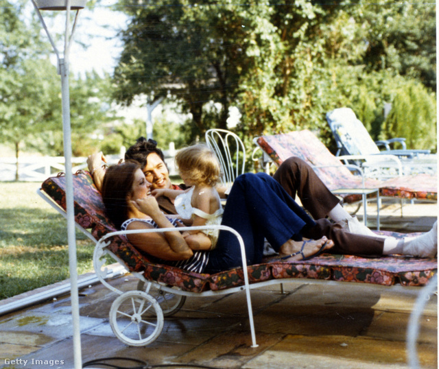 Lisa Marie, Priscilla és Elvis Presley: itt boldog családnak tűntek, de nem ez a film az első, mely más képet fest róluk