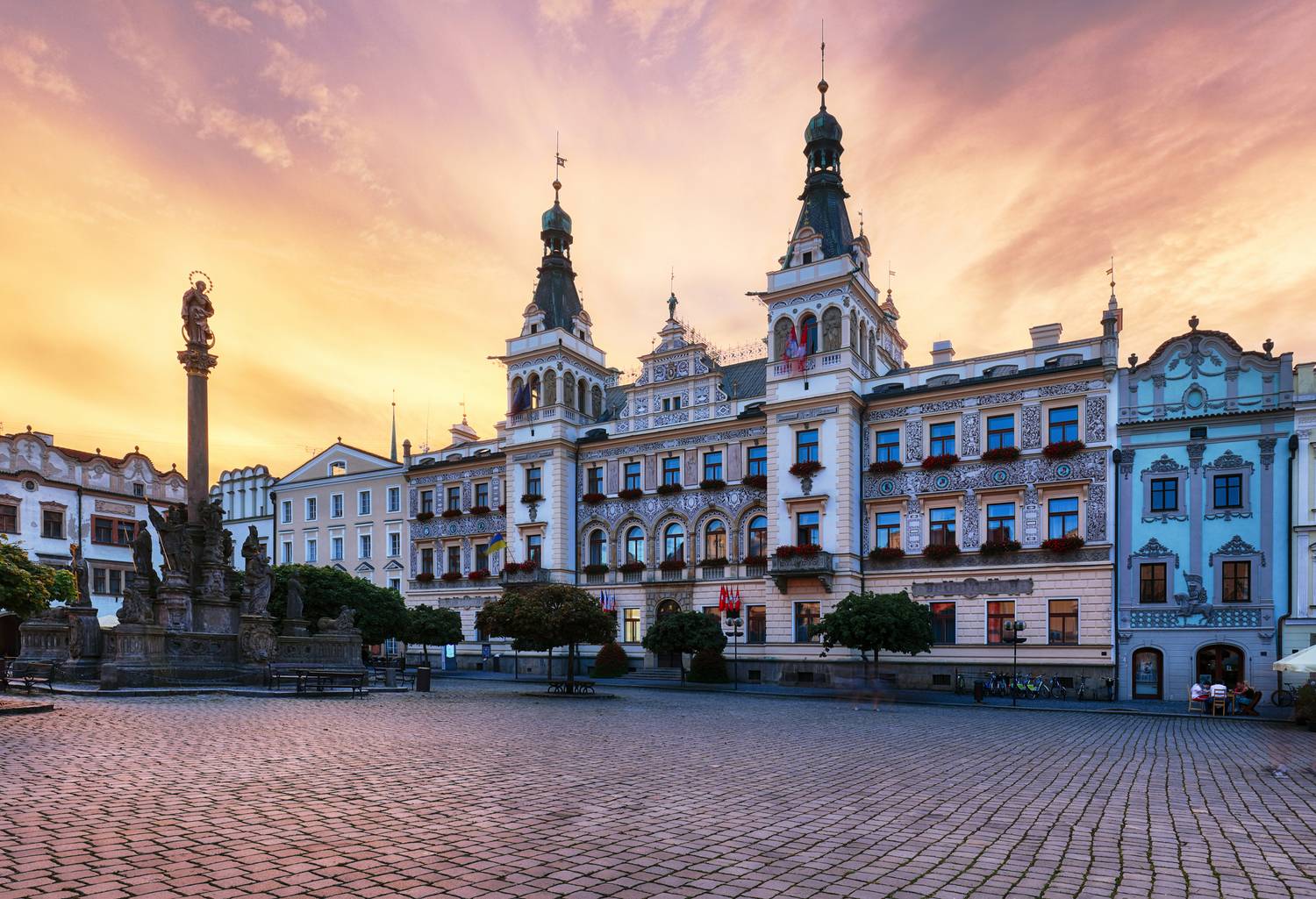 A Pardubice központjában található gyönyörű főteret, a Pernštýnské náměstít érdemes az elsők között megcélozni. A téren található a városháza és más pazar történelmi épületek, emlékművek, de vendéglők is.