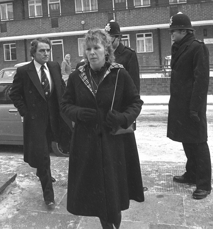 Linda Calvey és sógora, Terence Calvey úton a Southwark londoni nyomozóirodához, miután férje meghalt, amikor egy nyomozó rálőtt egy levágott csövű vadászpuskával
