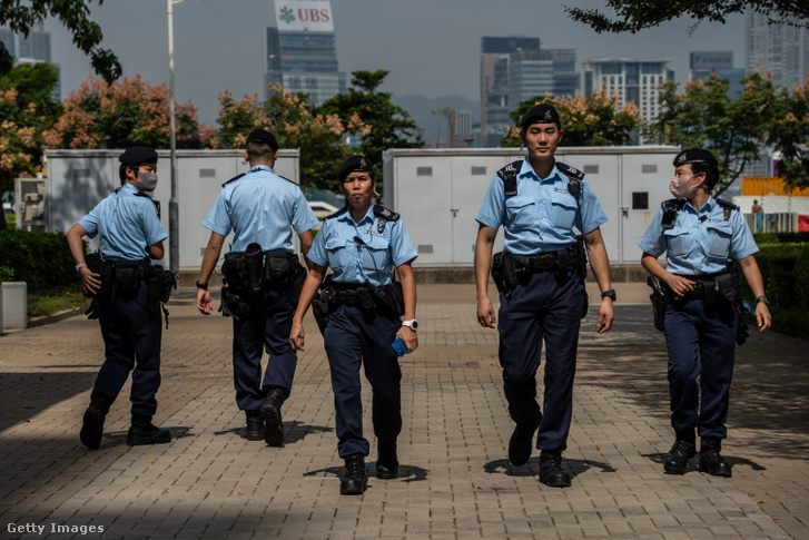 Rendőrök járőröznek a törvényhozó tanács épülete előtt Hongkongban, Kínában 2023. október 25-én