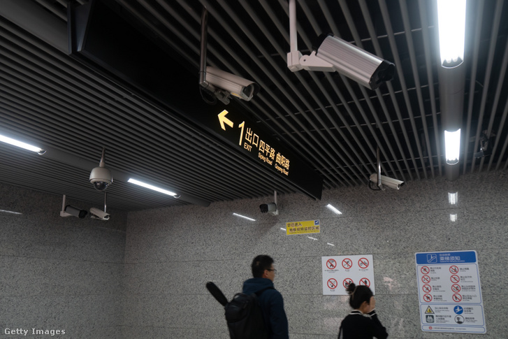 Térfigyelő kamerák egy metróállomás bejáratánál Sanghajban, Kínában 2023. október 27-én