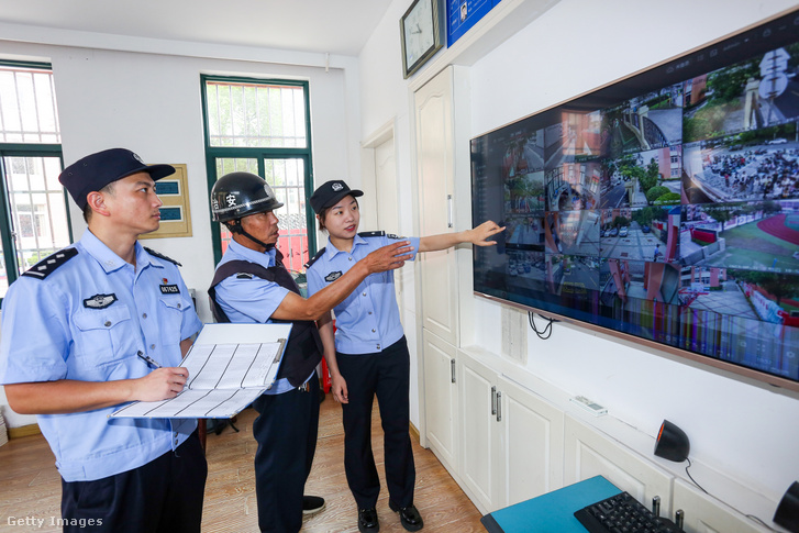 A rendőrség ellenőrzi az iskolai térfigyelő kamerát Zhoushan városában, Zhejiang tartományban, Kínában 2023. augusztus 31-én