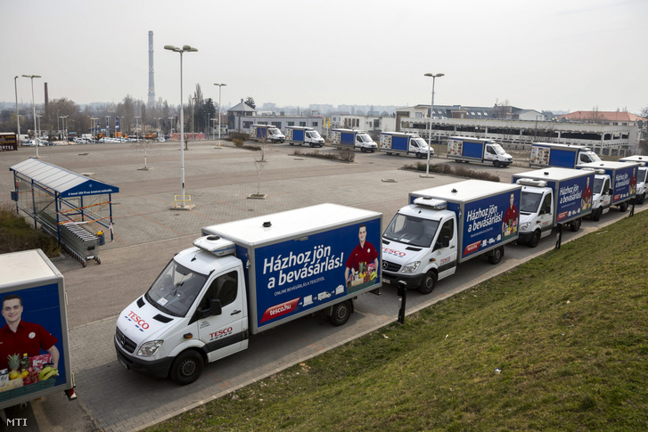 Termékek házhoz szállításához használt teherautók sorakoznak a Bécsi úti Tesco áruháznál Budapesten 2015. március 22-én