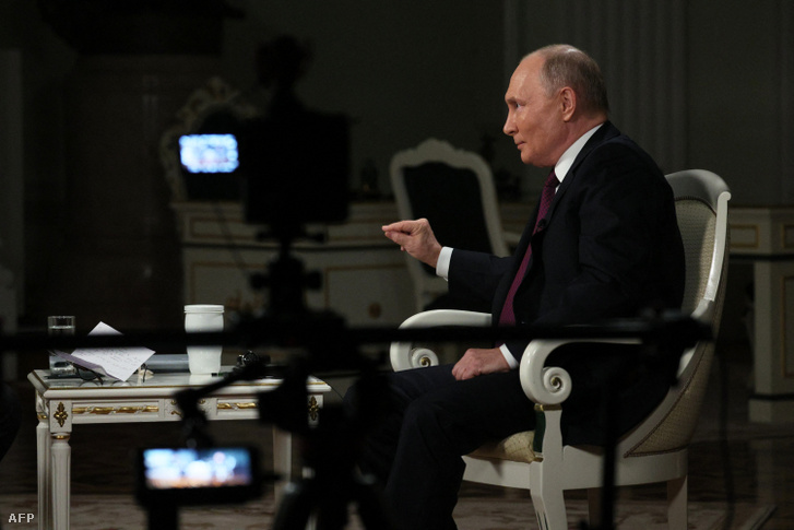 Vlagyimir Putyin orosz elnök interjút ad Tucker Carlson amerikai talkshow-műsorvezetőnek a moszkvai Kremlben 2024. február 6-án
