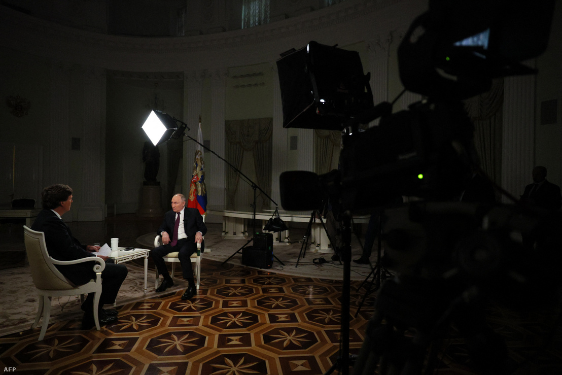 Vlagyimir Putyin orosz elnök interjút ad Tucker Carlson amerikai talkshow-műsorvezetőnek a moszkvai Kremlben 2024. február 6-án