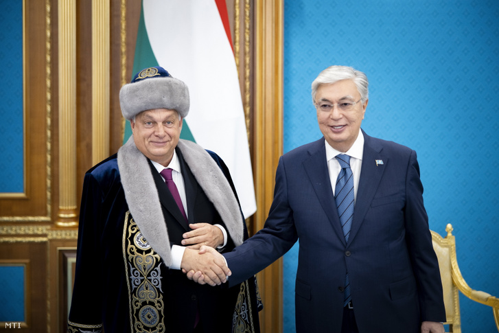 A Miniszterelnöki Sajtóiroda által közreadott képen Orbán Viktor miniszterelnök hagyományos kazah öltözetben és Kaszim-Zsomart Tokajev kazah elnök Asztanában, az elnöki palotában 2023. november 2-án