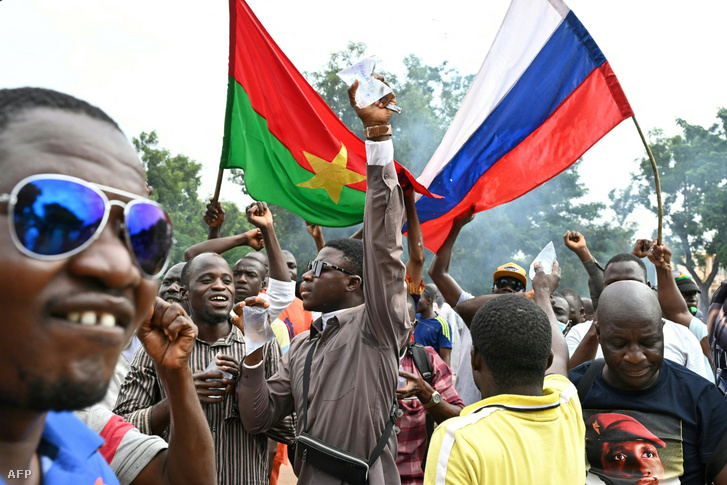 Burkina Faso juntavezetőjének, Ibrahim Traore-nak a támogatói Burkina Faso és Oroszország nemzeti lobogóit tartják a nemzeti rádió- és televízióközpont (RTB) melletti tüntetésen, 2022. október 6-án
