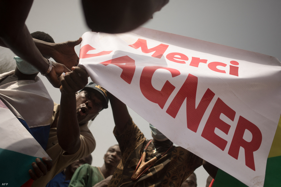 Tüntetők egy „Köszönöm, Wagner” feliratú transzparenst tartanak Maliban a Yerewolo pánafrikai platform által szervezett demonstráción, hogy megünnepeljék Franciaország bejelentését, miszerint kivonja a francia csapatokat Maliból, 2022. február 19-én