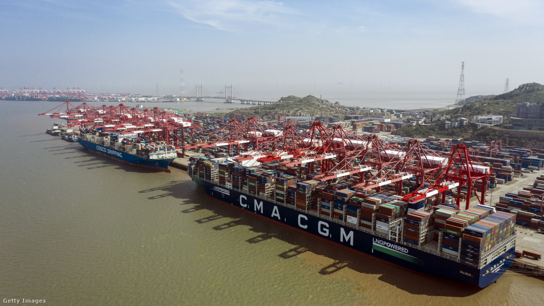 Konténerhajók a Yangshan mélyvízi kikötőben Sanghajban, Kínában 2022. július 5-én
