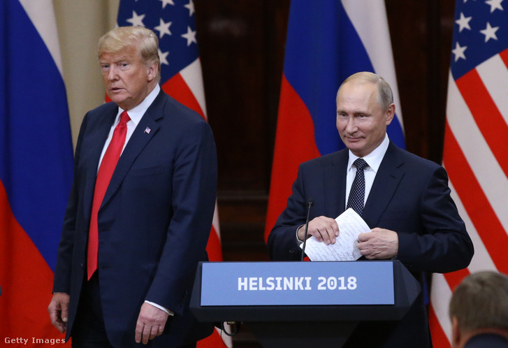 Donald Trump amerikai elnök (b) és Vlagyimir Putyin orosz elnök (j) közös sajtótájékoztatóra érkezik a csúcstalálkozójuk után Helsinkiben, Finnországban, 2018. július 16-án