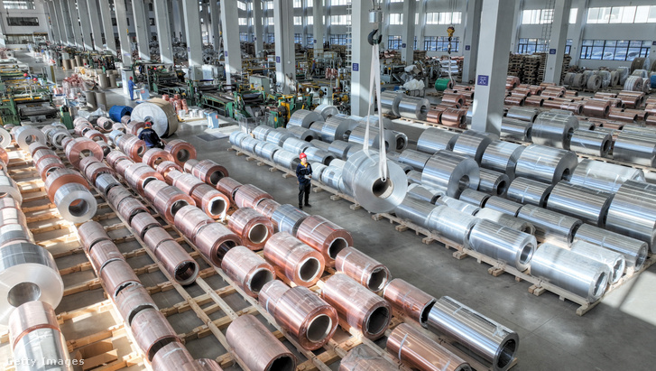 Nagy teljesítményű réz- és alumíniumfólia-anyagokat gyártanak exportra Huzhou Zhejiang tartományban, Kínában 2023. november 7-én