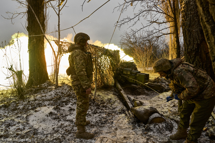 Ukrán katonák ágyúval tüzelnek Angyijivka városában 2023. december 7-én
