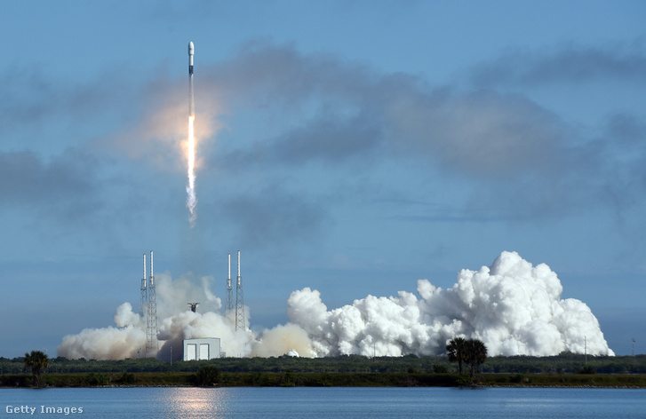 60 Starlink műholdat szállító SpaceX Falcon–9 rakéta indul a floridai Cape Canaveral légierő-állomásán 2022. február 17-én