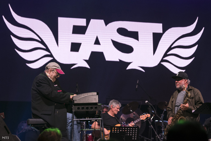 Szakcsi Lakatos Béla (b) zongorán játszik az East együttes A Nagy Életmű című koncertjén, a Papp László Budapest Sportarénában 2017. október 23-án