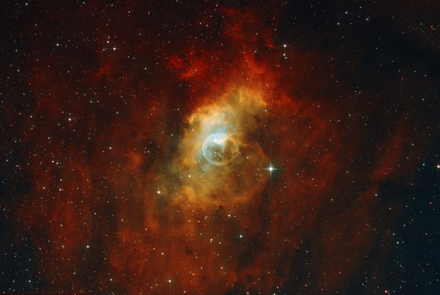 A Cassiopeia csillagképben található Buborék-ködöt a belsejében elhelyezkedő szuperóriás csillag csillagszele hozta létre