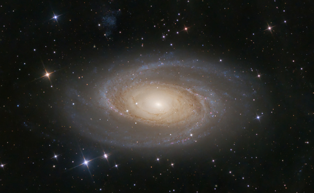 A Göncölszekér csillagkép közelében látható M81 spirálgalaxis tőlünk 12 millió fényévnyi távolságra van