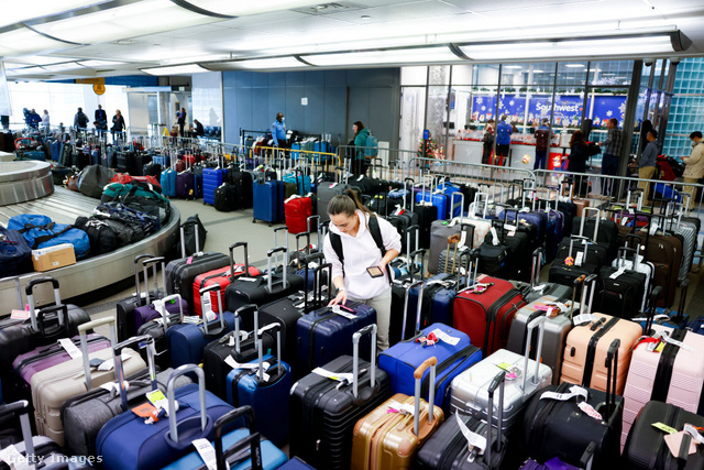 A reptér egyébként nem szokta kiárusítani az otthagyott bőröndöket, ahogyan a csaló cég állítja
