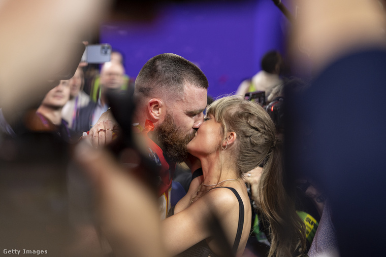 Travis Kelce és csapata győzelmét hatalmas csókkal jutalmazta Taylor Swift. (Fotó: Michael Owens / Getty Images Hungary)