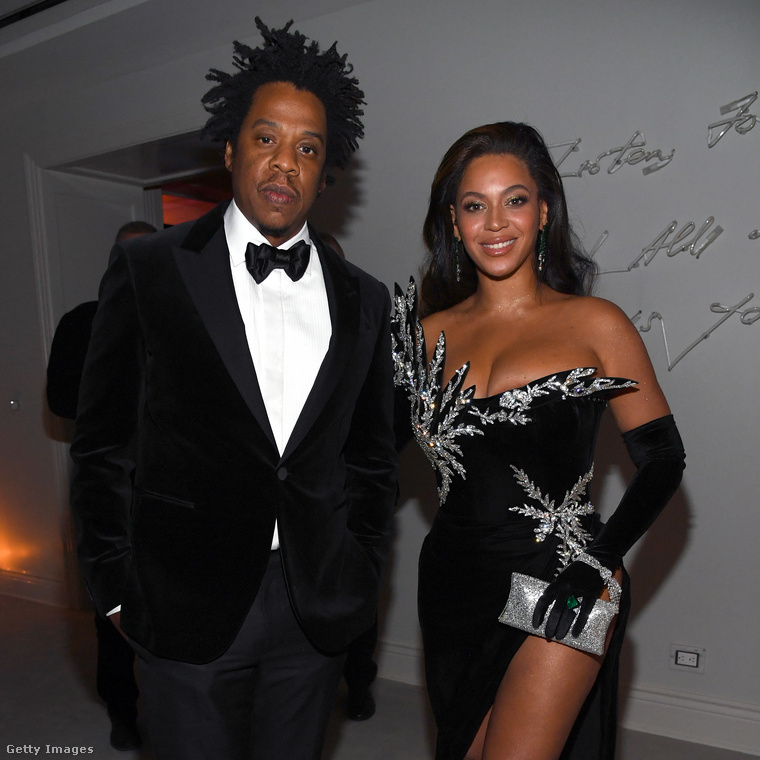 Jay-Z 2009-ben úgy döntött, hogy egy platinával kirakott mobillal lepi meg a feleségét, amely a mai napig megvan az énekesnőnek.