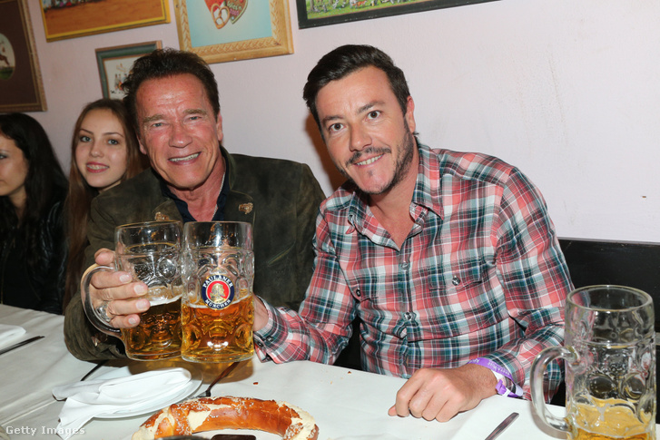 René Benko és Arnold Schwarzenegger a müncheni Oktoberfesten 2017-ben