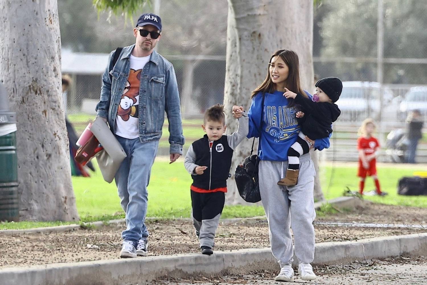 A sztárpárt februárban egy Los Angeles-i parkban fotózták le a gyerekeikkel.