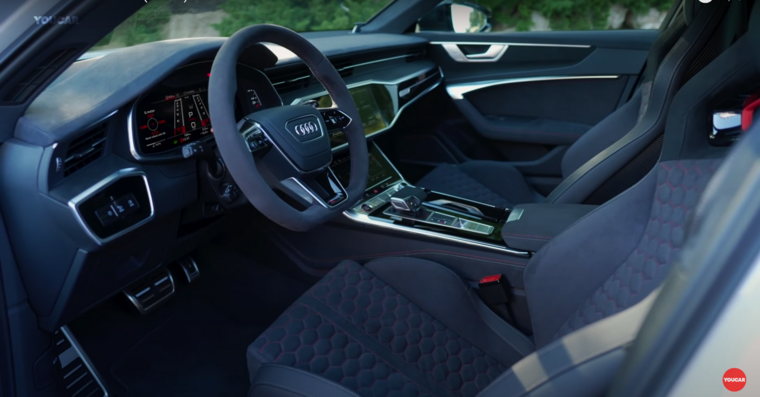 Az RS 6 Avant GT belső terében a luxus és a sportosság tökéletes egyensúlyban van. Az alcantara kárpitok, a piros cérnával varrott kagylóülések, és a kormányra is húzott alcantara csak néhány a sok elegáns részlet közül. (Fotó: youtube)