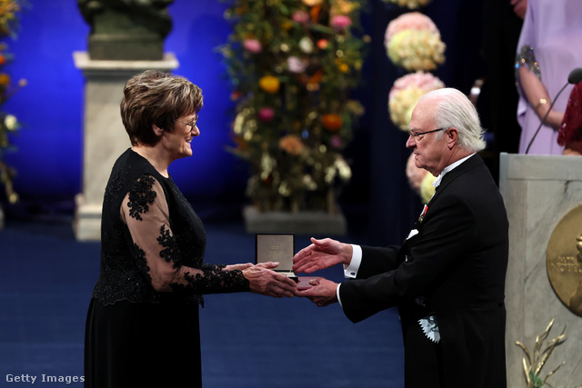 Karikó Katalin átveszi a Nobel-díjat a svéd királytól