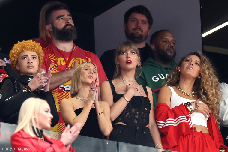 A mérkőzésen a Kansas City Chiefs bajnoka, Travis Kelce újdonsült szerelme, Taylor Swift is részt vett, a balján Blake Lively színésznővel