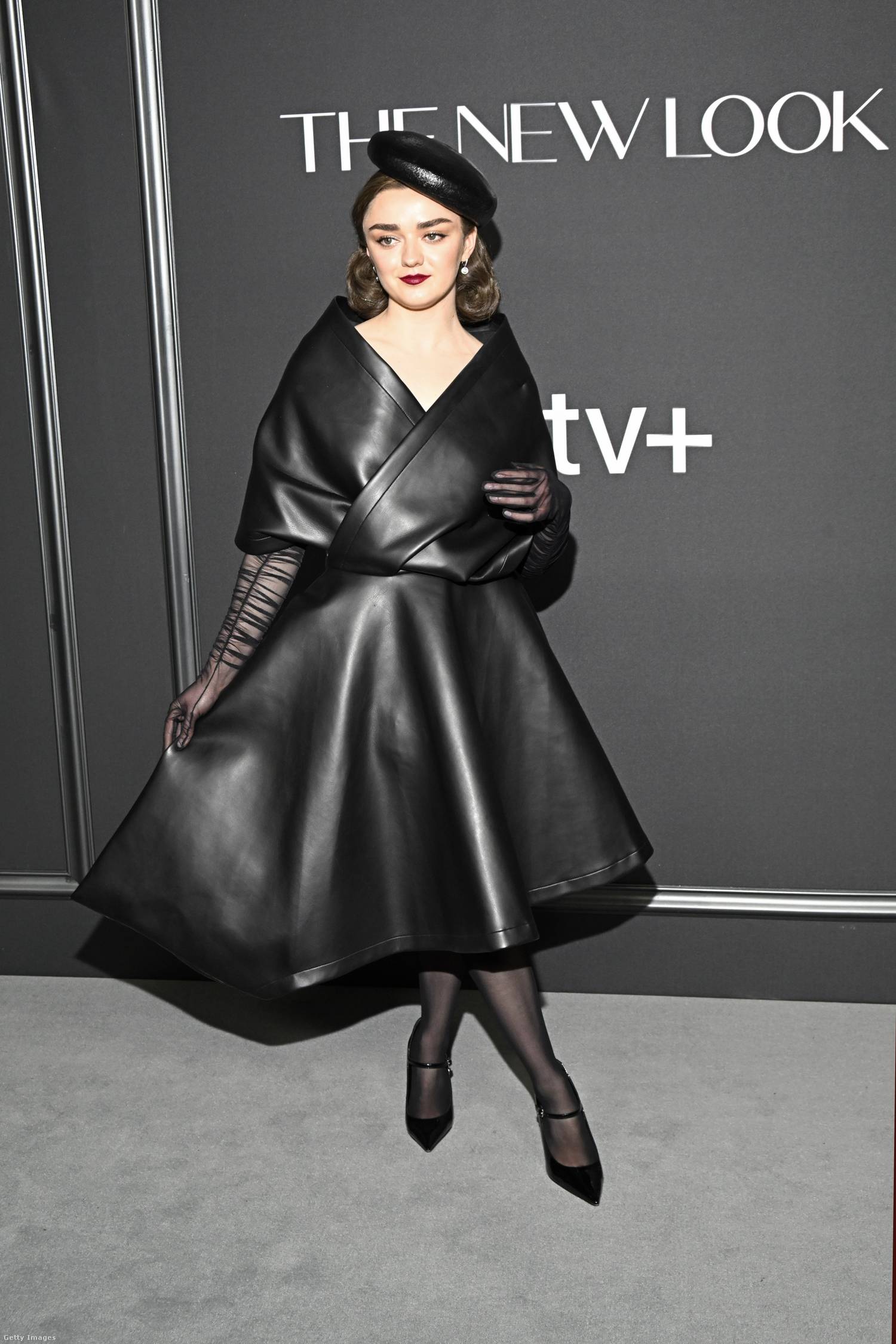 Maisie Williams a „The New Look” New York-i premierjére fekete bőrruhában érkezett.