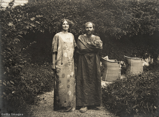Gustav Klimt és Emilie Flöge virágmintás ruhában az Oleander-villa kertjében Kammerben, az Attersee-tónál 1910-ben