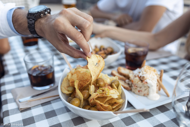 A szakértők szerint egy átlag ember hetente nagyjából 30 gramm chipset ehetne. (Fotó: Westend61 / Getty Images Hungary)