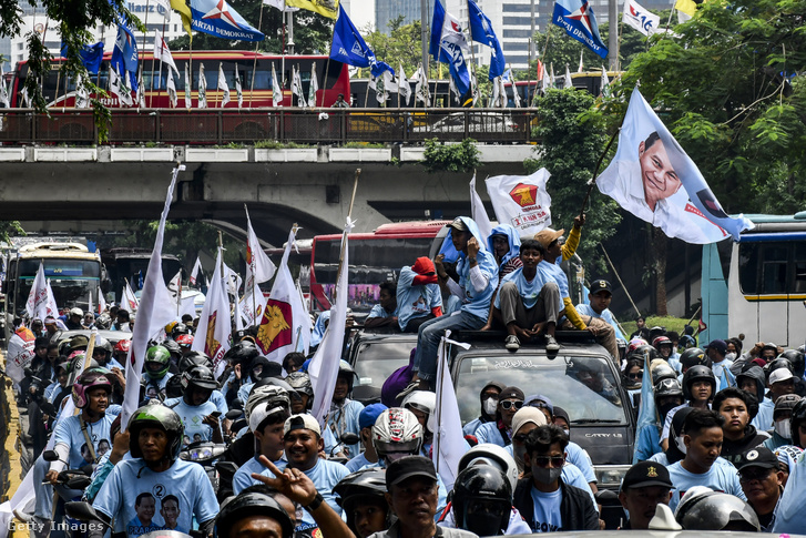 Prabowo Szubianto és Gibran Rakabuming Raka 2-es számú elnök- és alelnökjelöltek támogatói utolsó nagy kampányuk helyszíne felé sétálnak Indonéziában, Jakartában 2024. február 10-én