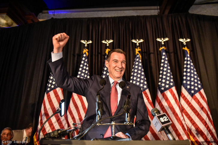 Tom Suozzi demokrata képviselőjelölt ünnepli győzelmét 2024. február 13-án Woodbury-ben, New Yorkban