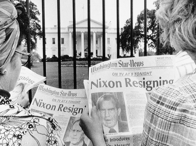 Turisták a Nixon elnök lemondásáról szóló cikket olvassák a Fehér Ház előtt