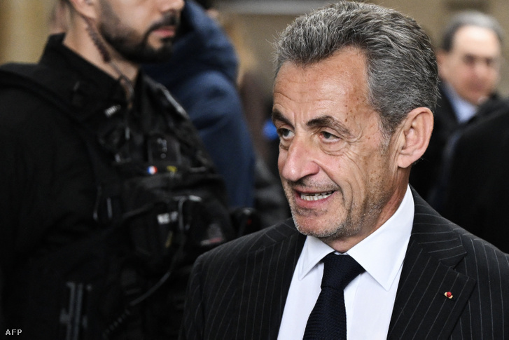 Nicolas Sarkozy volt francia elnök a párizsi bíróságon 2024. február 14-én