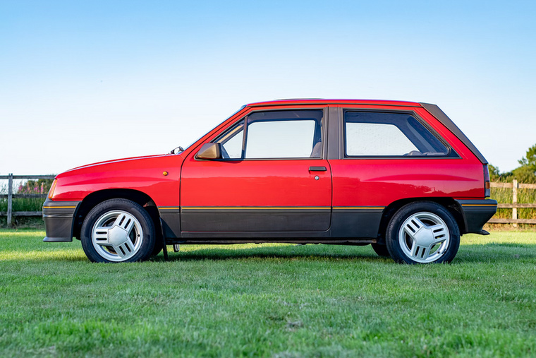 A Ladához hasonlóan a Vauxhall Nova is egy közismert modell, csak más néven: egy Opel Corsa A