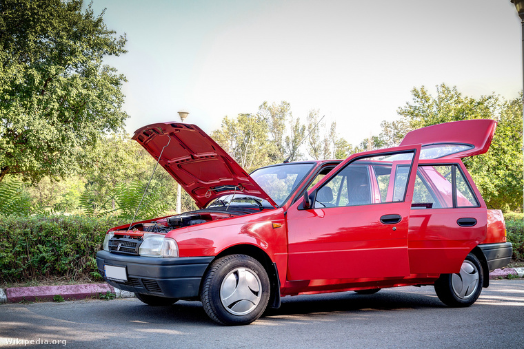 Aligha szerepelt valaha egy mondatban a Lexus LFA és a Dacia Nova, pedig van bennük közös: mindkét modellt egy szűk évtizeden át fejlesztették, de míg a japánok időben elrántották a kormányt és alapjaiban tervezték újra az egész koncepciót, addig a románok egy technikailag elavult, tízéves autót küldtek gyártásba