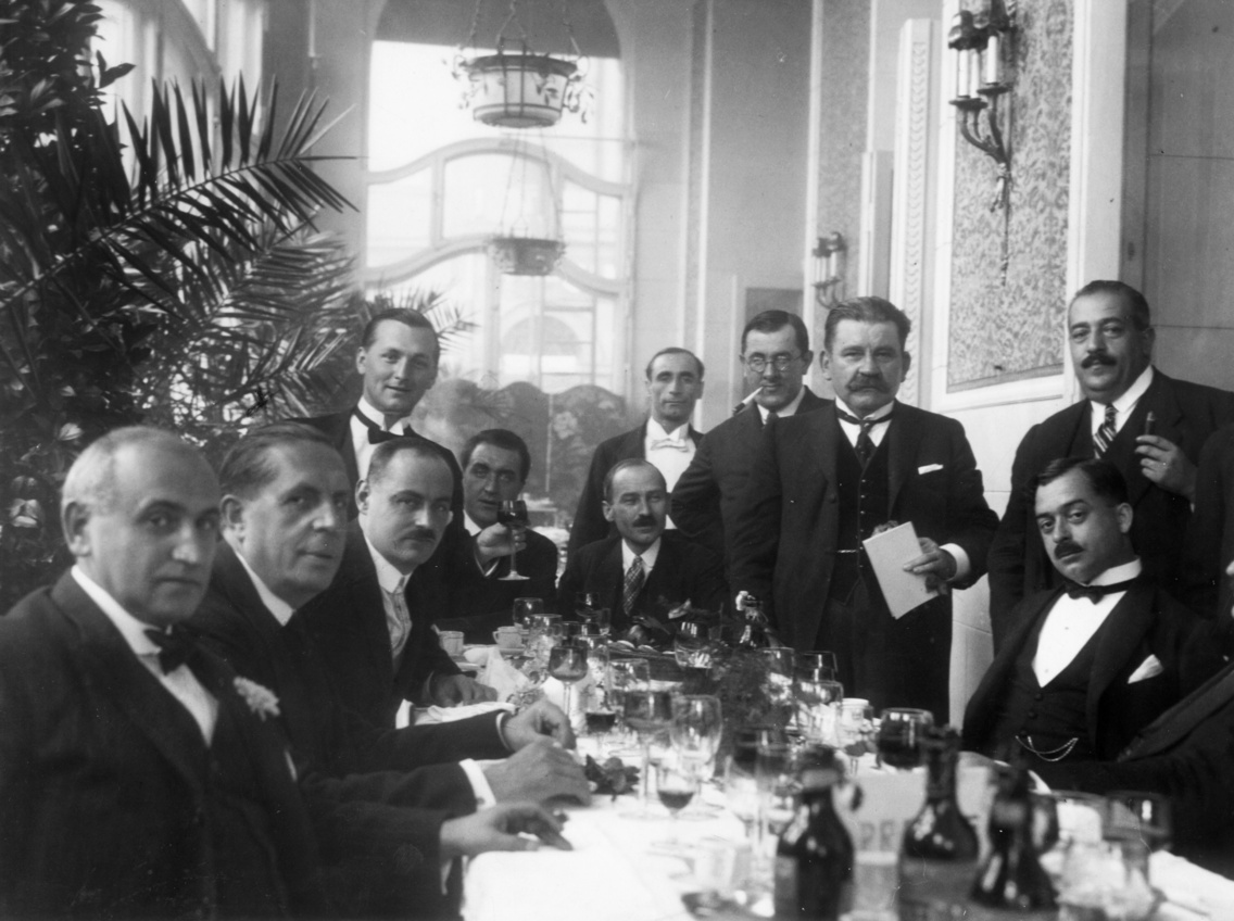 A kép jobb szélén ül Krúdy Gyula (1920)