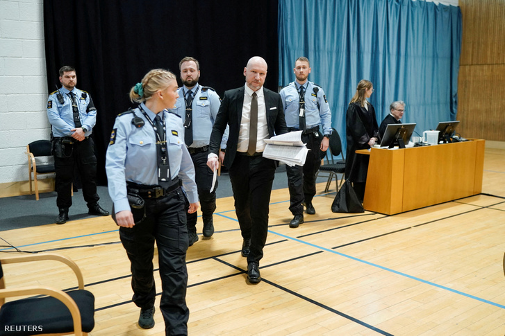 Anders Behring Breivik őrök kíséretében érkezik a tárgyalóterembe 2024. január 9-én