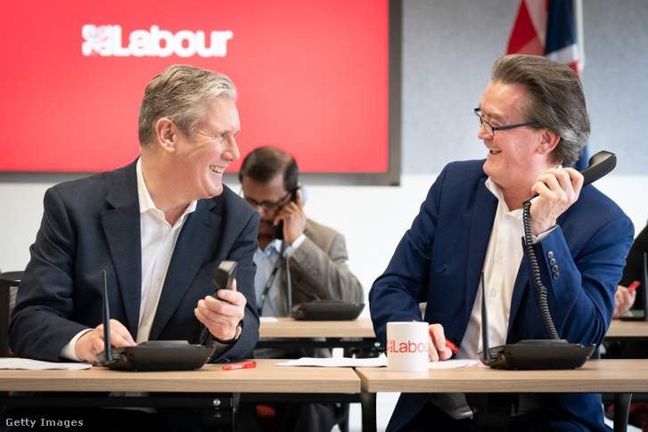 Keir Starmer és Feargal Sharkey a londoni munkáspárti központban telefonon szavazókat keres a Wellingborough és Kingswood időközi választásokon 2024. február 15-én