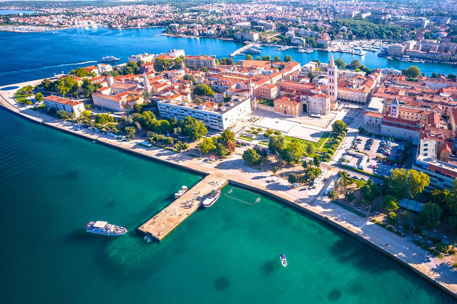 A horvátországi Zadar kedvelt úti cél az Adriai-tenger partján. A dalmát gyöngyszem félszigetre épült történelmi óvárosa, strandjai, mediterrán hangulata mind-mind lenyűgözi a turistákat. A Skyscanner szerint most még 10-15 ezer forintos jegyeket is találhattok ide akár nyárra is.