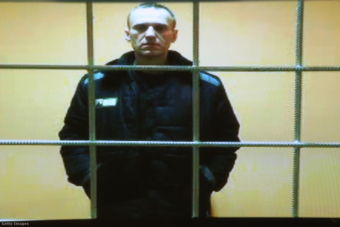 Alekszej Navalnij a képernyőn a kilencéves börtönbüntetése ellen benyújtott fellebbezése során a moszkvai városi bíróságon, 2022. május 24-én Moszkvában, Oroszországban