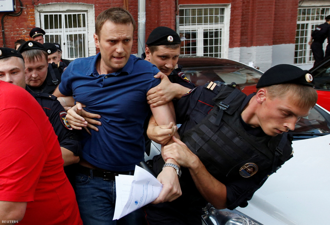 Rendőrök őrizetbe veszik Alekszej Navalnij orosz ellenzéki vezetőt Moszkvában 2013. július 10-én