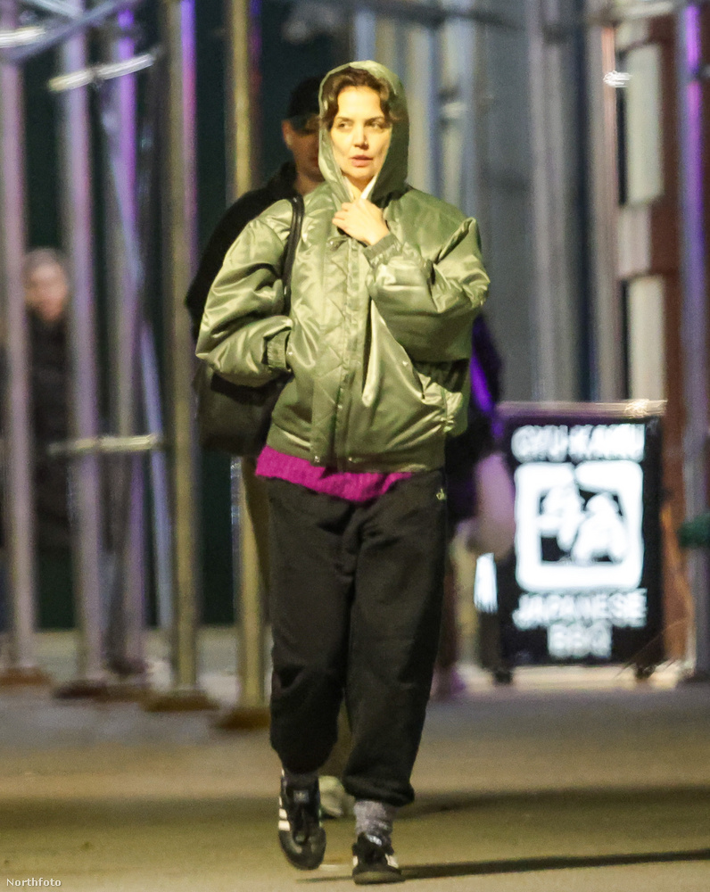 Katie Holmes egyedül sétálgatott Valentin-nap estéjén New York utcáin, amikor kiszúrták őt a fotósok