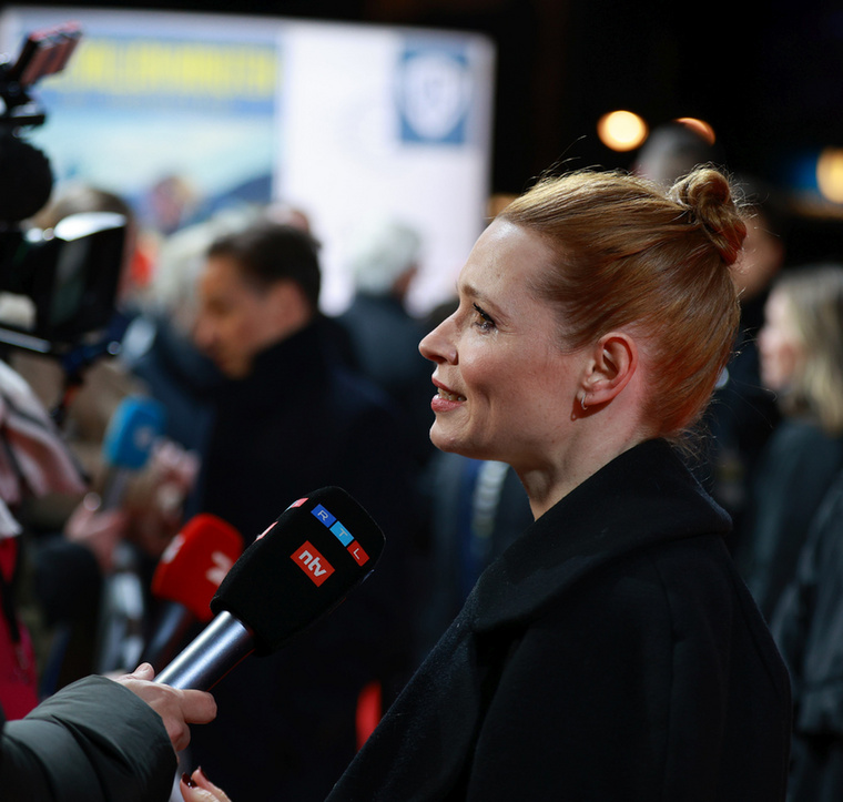 Az „Egymillió perc" című film világpremierjén a Zoopalastban Karoline Herfurth német színésznő a vörös szőnyegen vonul, röviddel az esemény kezdete előtt.