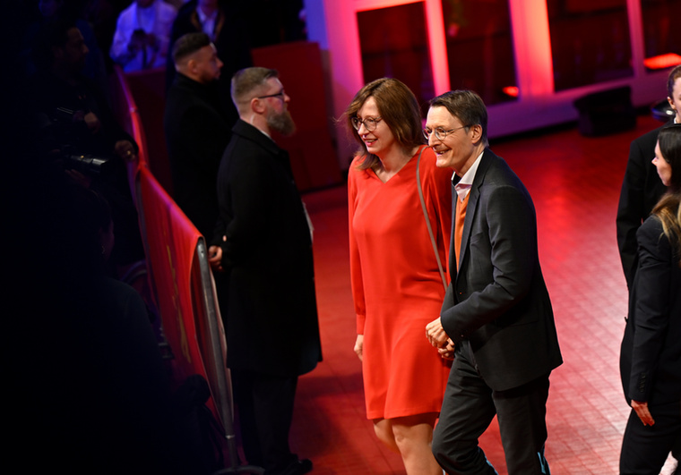 Karl Lauterbach és barátnője, Elisabeth Niejahr újságíró, elegánsan vonulnak végig a vörös szőnyegen a Berlinale nyitóestjén, jelezve az esemény jelentőségét és a kultúra iránti elkötelezettségüket.