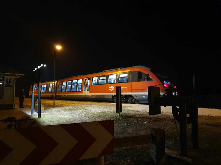 Siemens Desiro motorvonat Szerecseny megállóhelyen, a Helikon IR útvonalán - Fotó: Juhász Péter/Totalcar